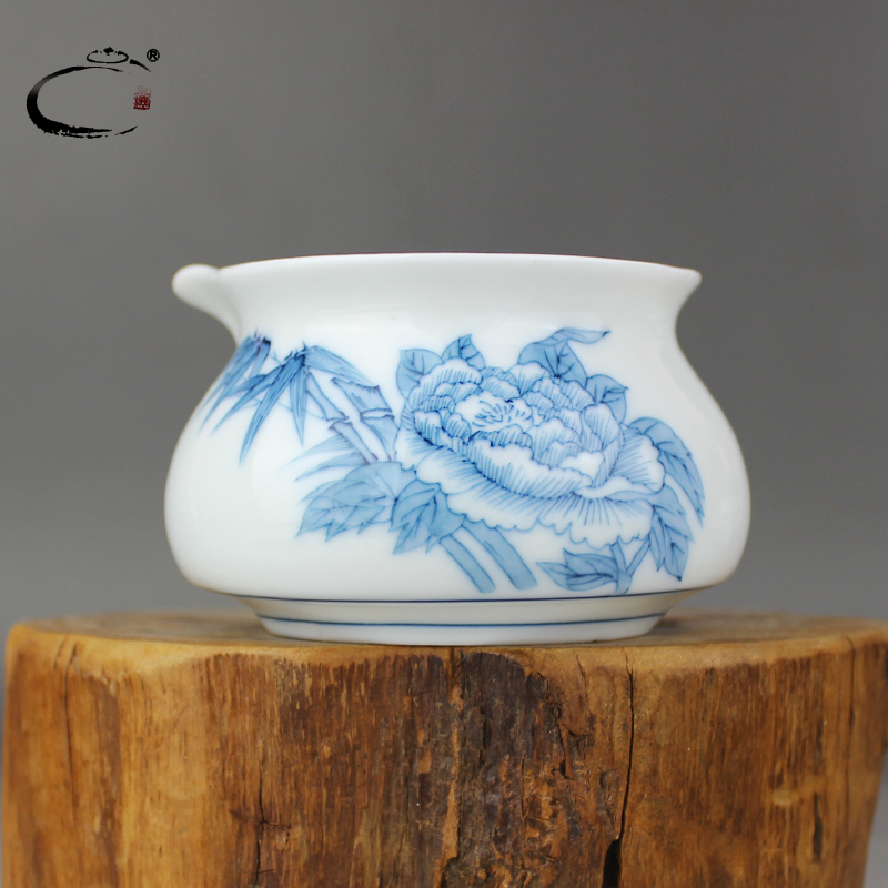 Fair and auspicious jingdezhen hand - made thickening heat - resistant cup kung fu tea sets and tea cup in hand ceramic points tea sea