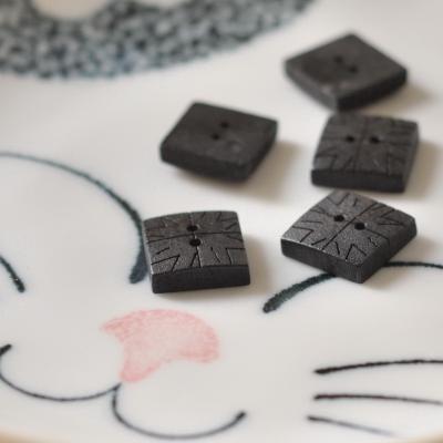 A 1.3cm square with black original grain carved wooden buttons, a bag for clothes, a diy accessory