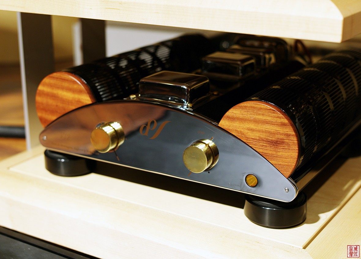 British EAR Yoshino V12 vacuum tube combined with power amplifier