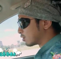 Huaer and teenager Chen Bolin the same sunglasses China new rap mchot hot dog metal punk sunglasses