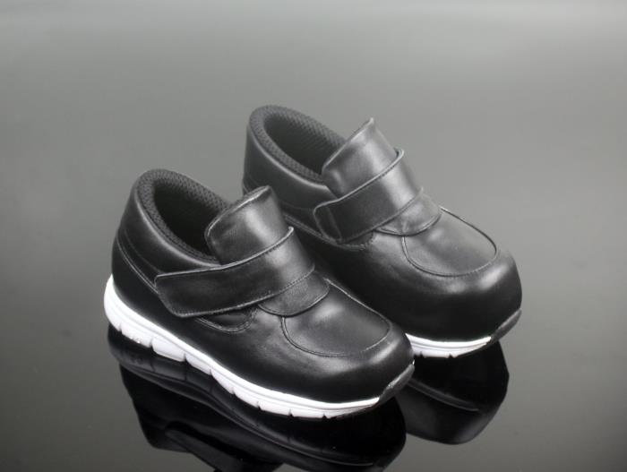 Customized high and low shoes for children and children with disabilities