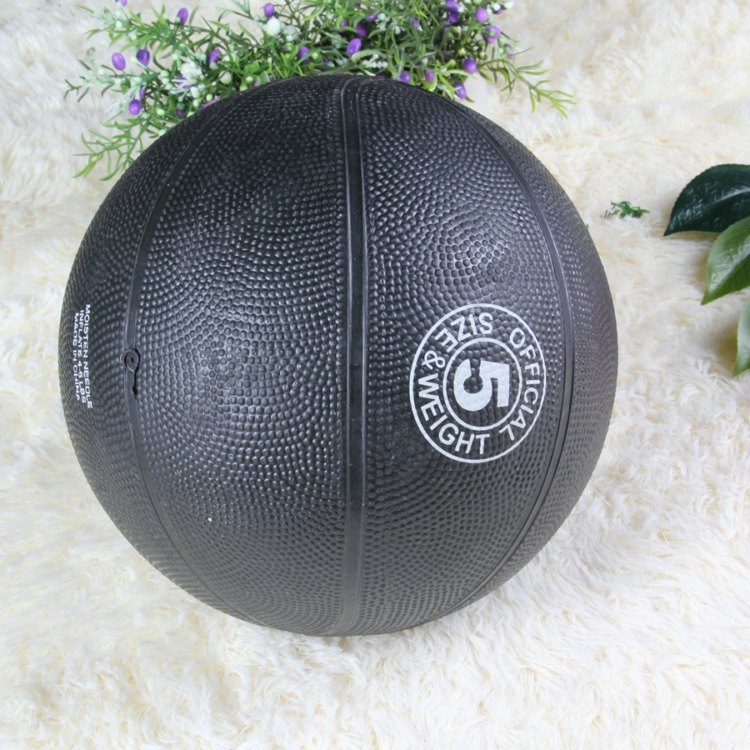 Number 5 trains kindergarten black shot basketball in kindergarten