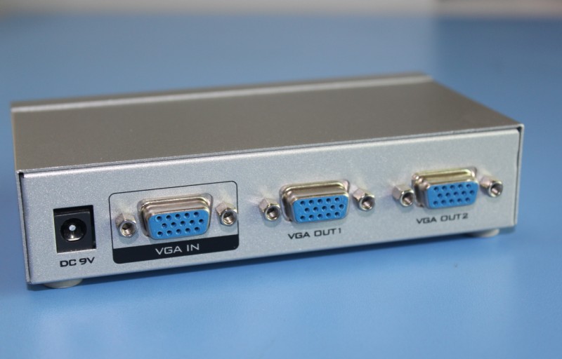 New Maituo MT-2502 2-mouth high-definition VGA dispenser computer to pick up TV projector 1 in 2 out