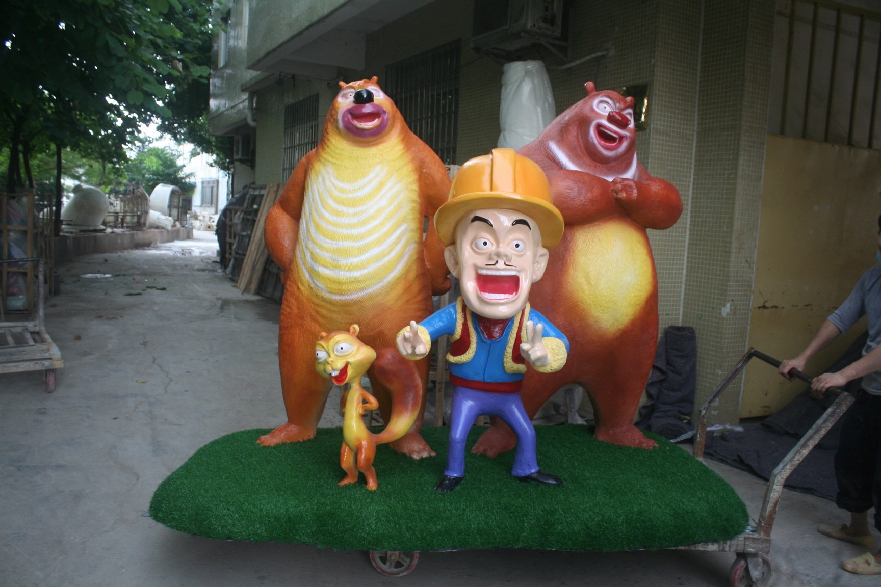 Bear infested theme cartoon character sculpture Square cinema entrance cartoon character decoration Fiberglass cartoon