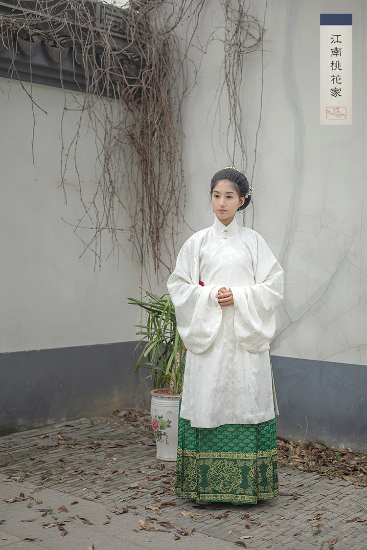 (Maple dye cream Mo)Jiangnan peach blossom home Ming Han Clothing custom spot white collar long coat woven gold horse skirt