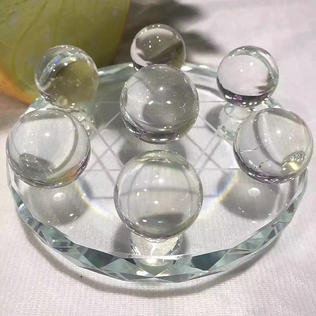The white crystal seven-star array ornaments are made up of a glass plate and 7 small balls.