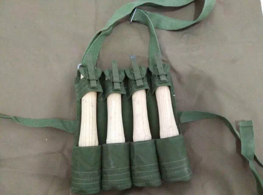 Full 4 delivery bag wood handle Grenade Rubber Prop Troops Training Actors Props Simulation Cast Iron Hand Grenade Bag