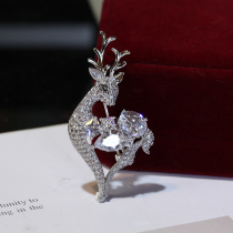 Exquisite crystal deer brooch Christmas elk corsage pin Japanese and Korean temperament Joker coat sweater accessories gift