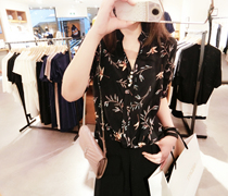 Short sleeve shirt women 21 summer new retro printing temperament loose pearl buckle V collar heart machine silk blouse top