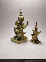 Four sides of the Buddha must have a large section of a small section of a spray gold candle to send a Guanyin candle