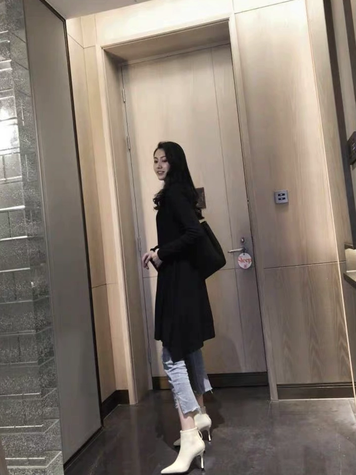 罗曼风情秋冬米色尖头高跟短靴 细跟瘦瘦靴设计拉长比例 加绒保暖不臃肿