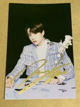 2020 01 months Wang Yibos autograph Weibo Night New version A version of a pro-pen signature photo