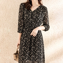 One-piece dress Womens spring and autumn 2021 new long sleeves V collar French style retro long style lace with waist temperament crumbled