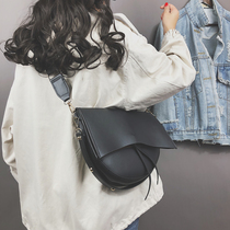 Autumn and winter saddle bag female 2021 new original high-end sense niche broadband messenger bag large-capacity commuter wild