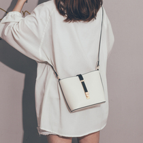 Flagship leather bag women's 2021 new Korean version of Joker texture messenger bag simple foreign style net red bucket bag tide