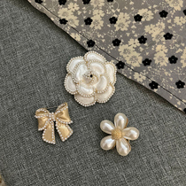 MOBAI Delicate Pearl Mountain Tea Flower Butterfly Knot Chest Pin Small Crowddesign Sweater Small Accessories