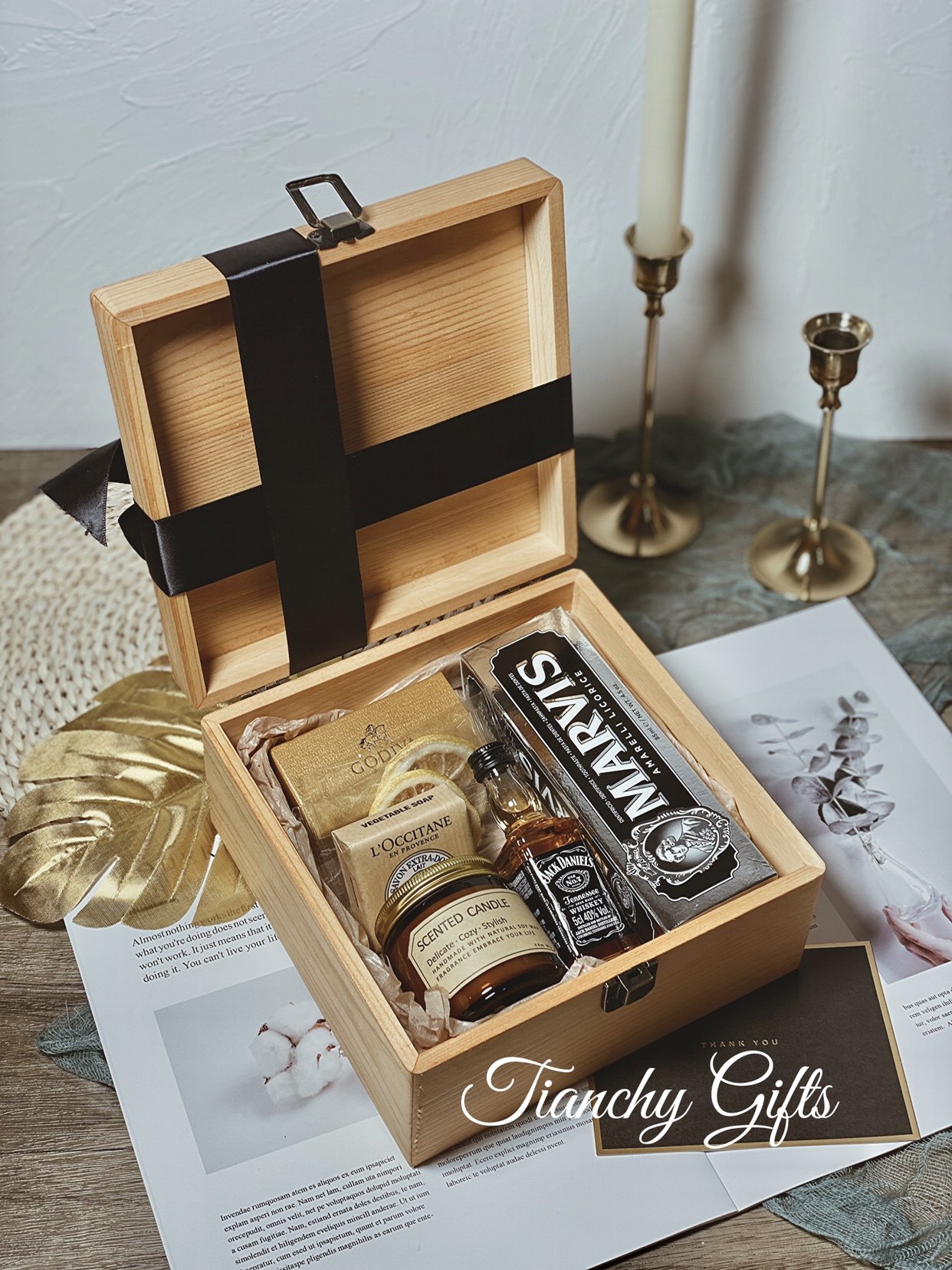 Bridesmaid best man Man's hand gift box Square solid wood gift box Wedding Birthday gift box Retro European Forest empty box