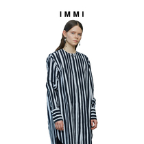 (Designer brand IMMI) two kinds of wear design sense black and white striped long shirt 191ST033