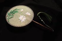 Flash in the pan high-end suembroidered silk handmade fan bifacial handmade fan face to go abroad for old takeaway gift customization follow me