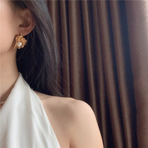Retro fold leaf earrings female European and American niche personality gilded earrings texture Baroque pearl studs