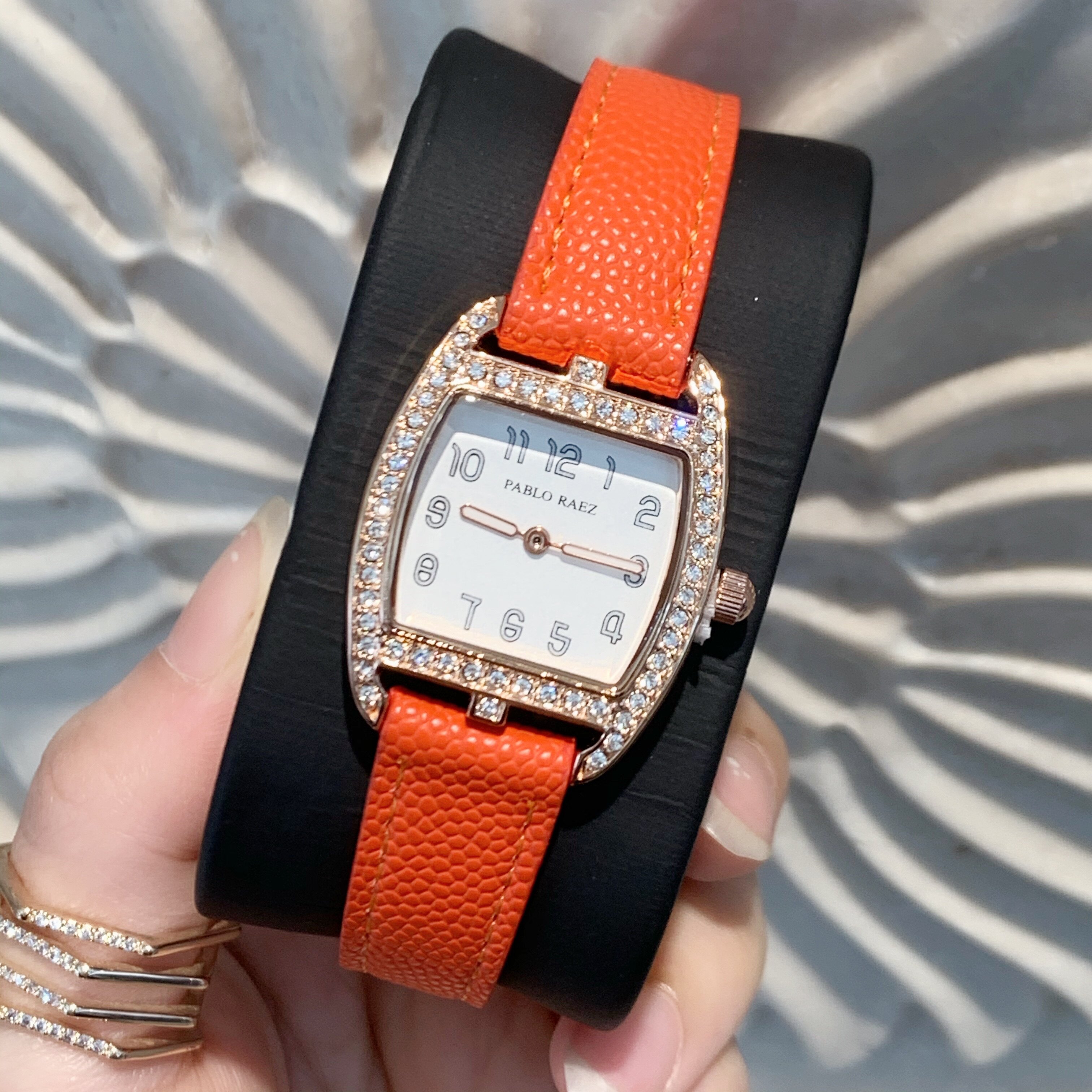 Women's Quartz Watch With Lychee Pattern Strap And Diamond Detail_voghion.com