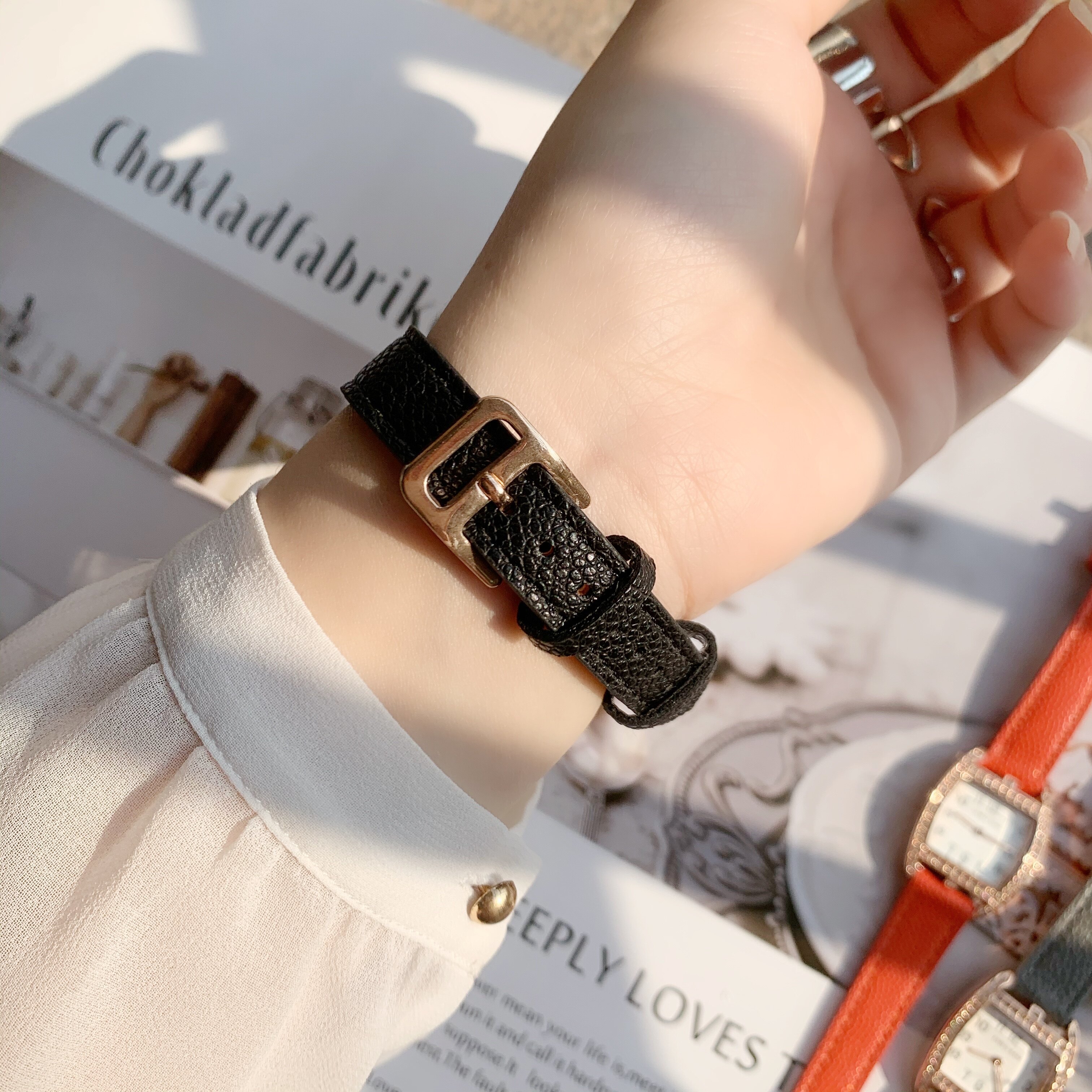 Women's Quartz Watch With Lychee Pattern Strap And Diamond Detail_voghion.com