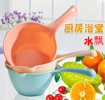 Water scoop plastic kitchen water spoon thickened large small round water scoop baby bath water scoop kitchen long handle water spoon