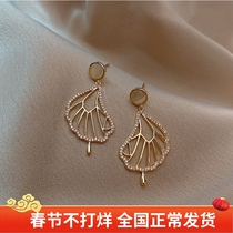 Korean fashion premium sense gold leaf zi shape high-end earrings womens light luxury versatile net red earrings temperament earrings