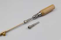 Cleaning the glue tool for the handle of the hammer