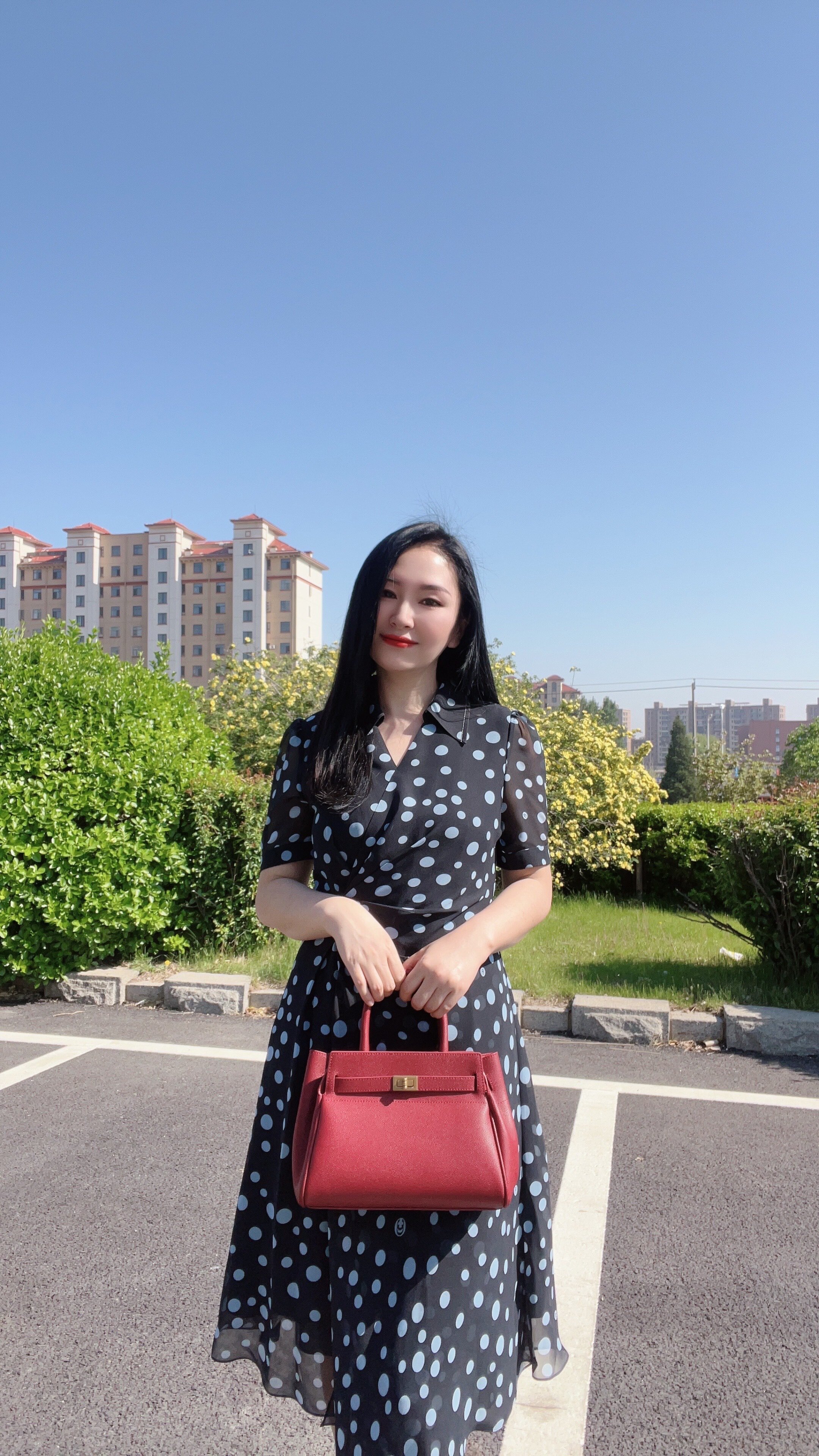 百丽红色新娘婚包 大容量设计装下红包手机 手提斜挎两用更实用