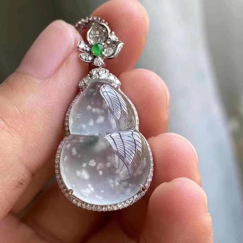 Emerald Jade Buddha Gong Guanyin gourd Ruyi Fugua Four Season Bean Pendant men and women The men and women's natural A ice seed emerald pendant