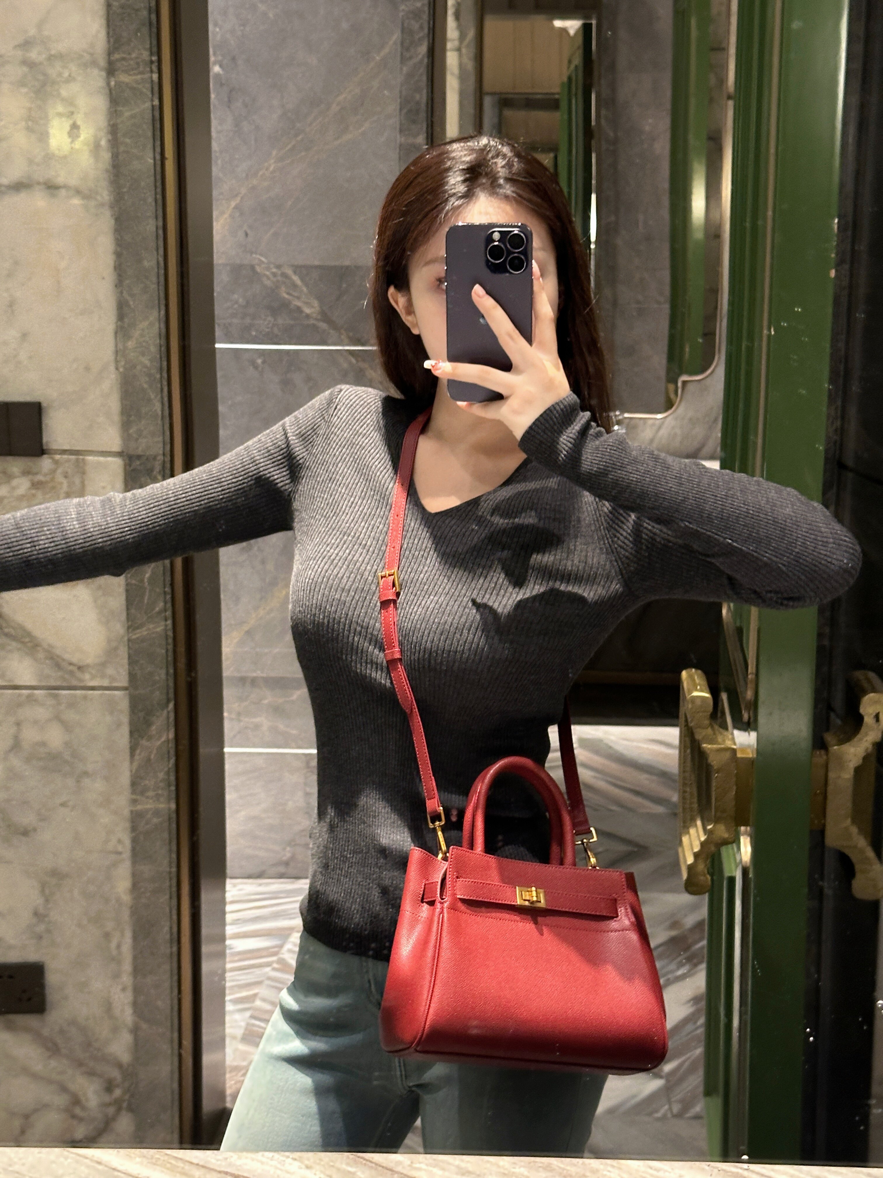 百丽红色新娘婚包 大容量设计装下红包手机 手提斜挎两用更实用