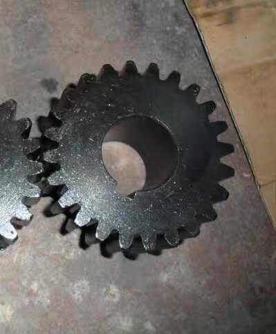 Discharge shaft gear for adhesive tape splitting machine