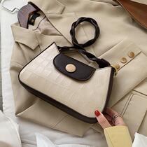 European station casual ladies small bag 2021 new Hong Kong wind shoulder bag underarm women's bag retro Joker messenger bag