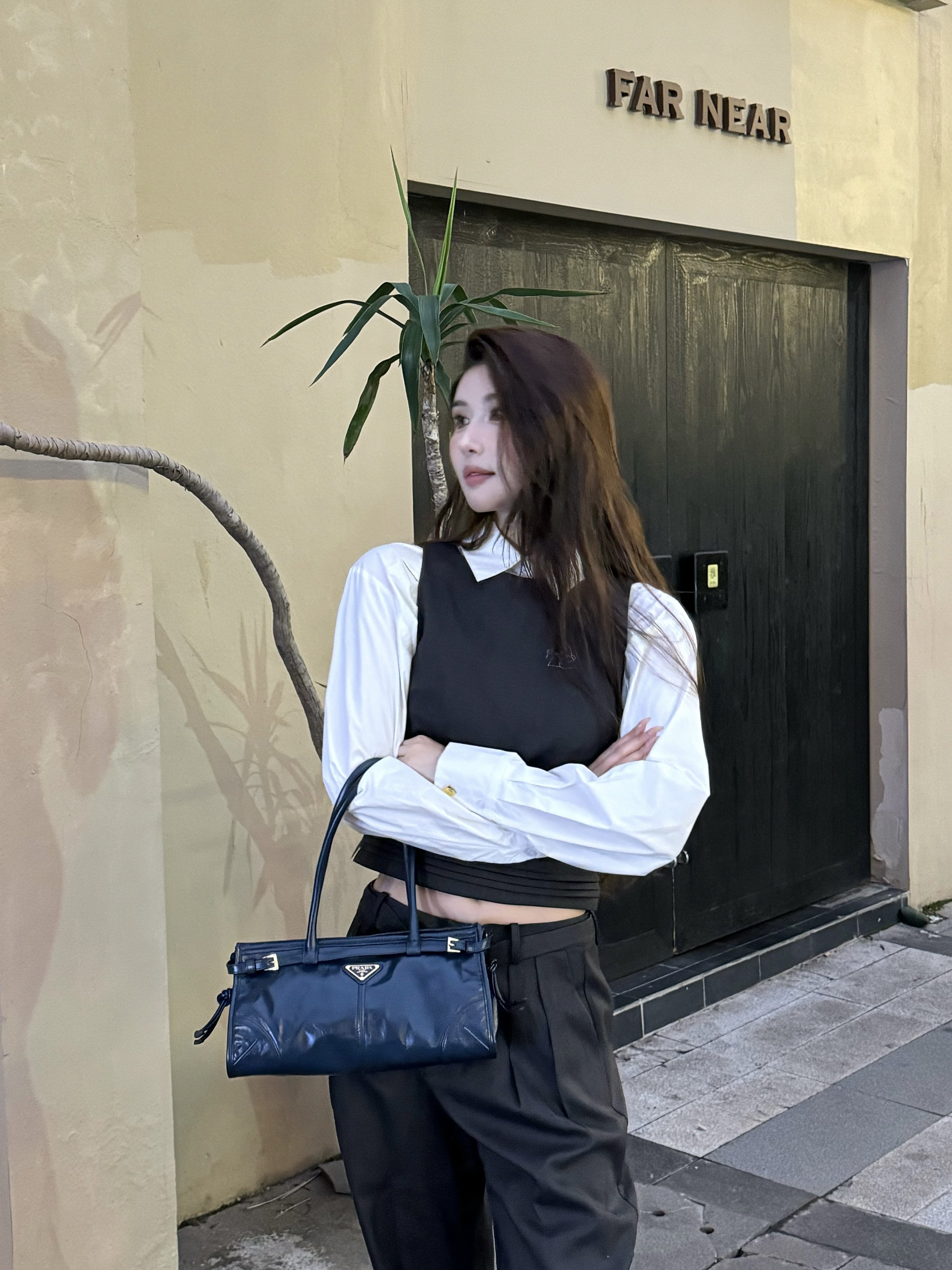 Prada Bonnie中号牛皮手袋 几何廓形融合复古与现代 柔软皮革配经典珐琅三角徽标