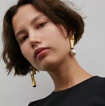 Left ear) fold steel pipe pearl earrings female niche design asymmetry INS Wind Net red earrings face suitable