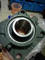 Split with seat bearing UCF208