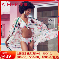 Aimer loves to admire the old time the beach long outside the Beatle AM602581