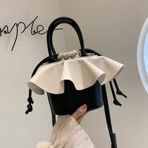 Niche design texture bag bag womens bag 2022 new fashion genuine leather foreign gas bucket bag contrast hand-held cross-body bag