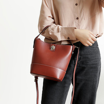 2022 spring and summer new genuine leather head layer of cow leather fashion 100 lapped simple splicing single shoulder inclined satchel womens bag