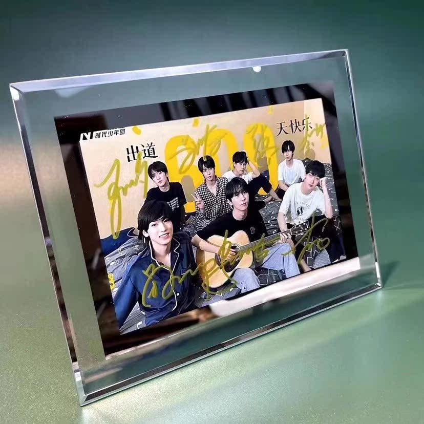 Times Youth League autographed photo debut 600 days with crystal photo frame pro-sign Fidelity 7-inch support around