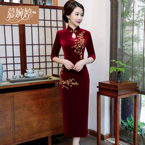 Golden velvet cheongsam dress female 2021 new autumn dress happy mother-in-law long noble mother wedding catwalk dress