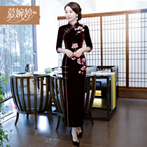 Velvet cheongsam improved 2021 new long sleeve Noble autumn dress middle-aged gold velvet dress mother wedding dress