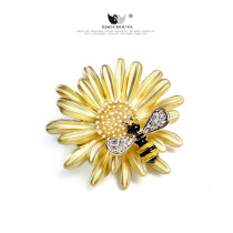 Japanese and Korean minimalist Daisy brooch female luxury atmosphere sunflower bee dumb gold pin corsage clothing accessories