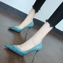 香港鱼纹尖头单鞋女2022年早春新品设计感法式气质细跟高跟鞋