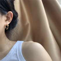 Left ear) European and American cold wind rope knot earrings minimalist Joker Valentines Day gilded earrings female Net red INS tide