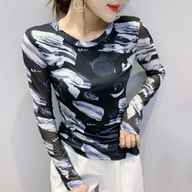 Net-yarn undershirt woman 2021 autumn and winter new fashion printed long sleeve T-shirt foreign air blouse with a slim fit