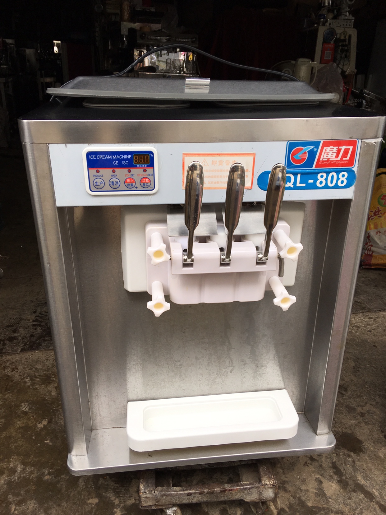 Used automatic ice cream machine three - head two - cylinder commercial tri - color ice cream machine spot
