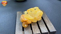  Yunnan new pendant Huanglong Jade Overlord Pixiu chanterelle yellow yin and yang foot Piqiu manual carving certificate