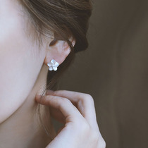 s925 sterling silver Japanese cherry blossom earrings female 2020 New Tide advanced sense of zirconium retro temperament simple earrings